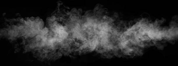 frammento di fumo bianco caldo a vapore riccio isolato su uno sfondo nero, primo piano. crea foto mistiche. - smoke foto e immagini stock
