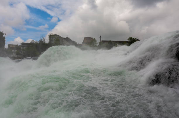 kaskadenwasser des rheinfalls - rheinfels stock-fotos und bilder