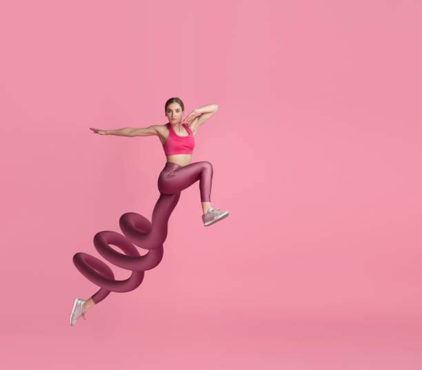jovem, treinadora de fitness, corredora pulando isolada no fundo rosa. colagem de arte contemporânea. ilusão. desporto. - bizarre creativity illusion women - fotografias e filmes do acervo