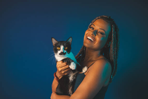 Afro woman holding a cat