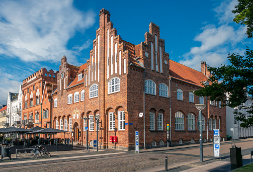 View of the building on the corners of Torvet and Skolegade. In the building there is the restaurant Posthuset Esbjerg with terrace seats on the market square. 08/01/2021 - Skolegade 33, 6700 Esbjerg, Jutland, Denmark