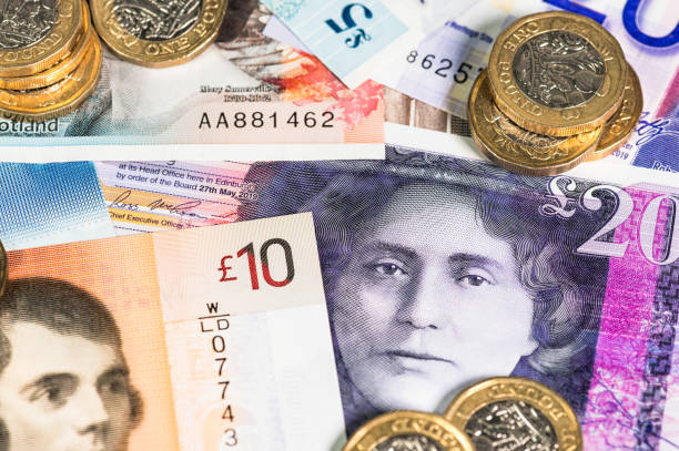 современные шотландские банкноты и фунтовые монеты - one pound coin british currency coin paper currency стоковые фото и изображения