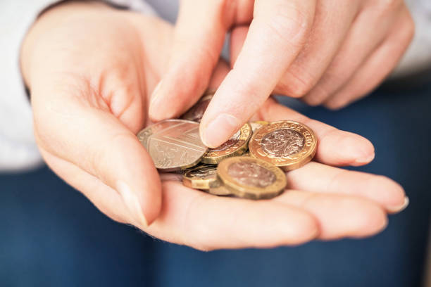 counting out coins to pay - british coin british currency currency uk imagens e fotografias de stock