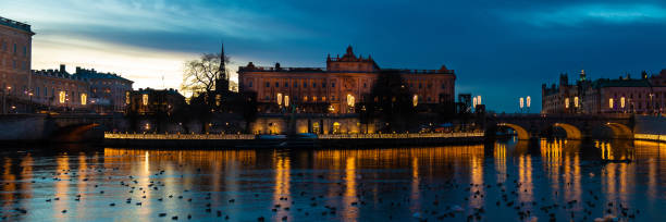 palazzo del parlamento e ponte norrbro a stoccolma - stockholm panoramic bridge city foto e immagini stock