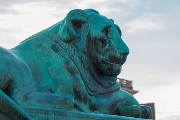 ストックホルムのライオン像 - norrbro ストックフォトと画像
