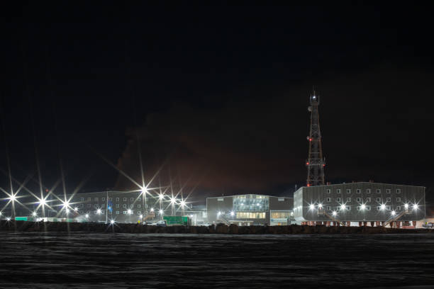 istock Oilfield at night 1360375682