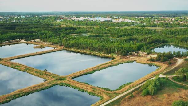 bassins de rétention de vue aérienne, étang humide, bassin de rétention humide ou étang de gestion des eaux pluviales, est un étang artificiel avec de la végétation autour du périmètre et comprend un bassin d’eau permanent dans sa conception - retention pond photos et images de collection