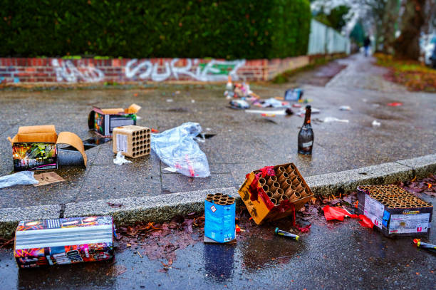resti di una festa di capodanno su un marciapiede. - close up of a broken bottle, street foto e immagini stock