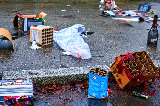 resti di una festa di capodanno su un marciapiede. - close up of a broken bottle, street foto e immagini stock