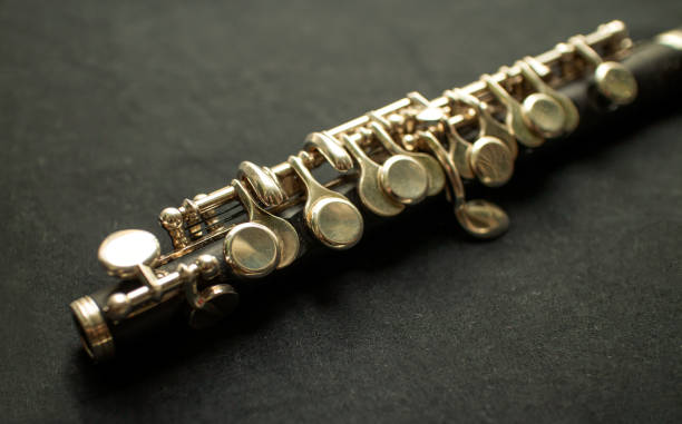 楽器ピッコロフルートと真鍮フルート。 - flute musical instrument music key ストックフォトと画像