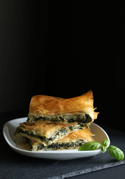 греческая кухня. пирог спанакопита. - pie spinach spanakopita filo pastry стоковые фото и изображения