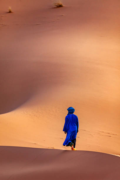 um lonley tuareg no deserto - tuareg - fotografias e filmes do acervo