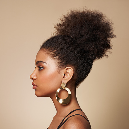 Retrato de belleza de niña afroamericana con cabello afro photo