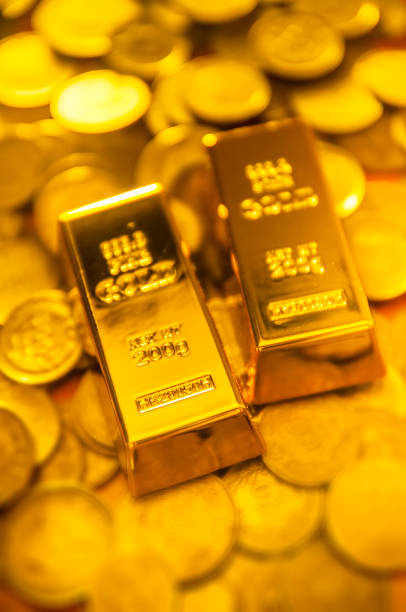 moeda da barra de ouro e gráfico de ações da bolsa para fundo de exibição de finanças e economia - gold ingot coin bullion - fotografias e filmes do acervo