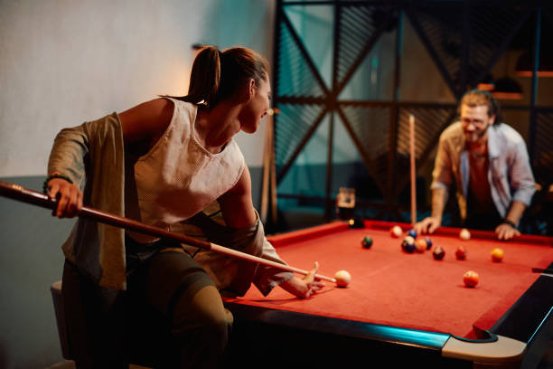 joven jugando al billar con su novio en un pub. - snooker fotografías e imágenes de stock