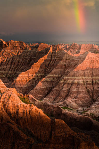 regenbogen in badlands bei sonnenuntergang - badlands nationalpark stock-fotos und bilder