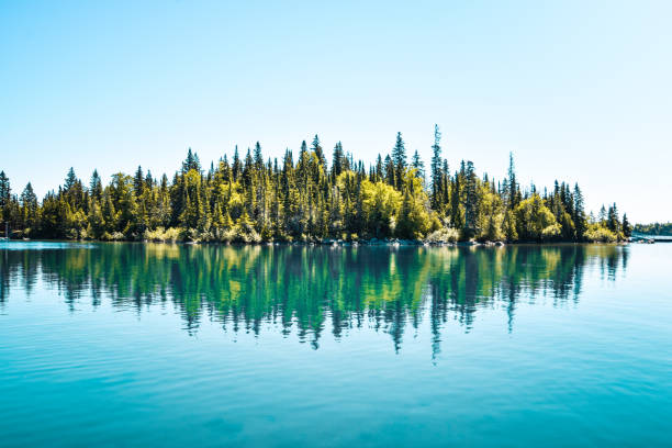 спокойствие на острове рояль - great lakes стоковые фото и изображения