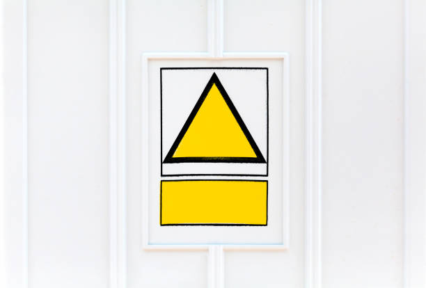 Yellow triangle blank empty industrial warning sign, metal plate on the wall, factory style object, closeup, nobody. Information sign caution triangle sign template, rectangle text placeholder triángulo amarillo en blanco señal de advertencia industrial vacía, placa de metal en la pared, objeto de estilo fábrica, primer plano, nadie. plantilla de signo de triángulo de precaución de signo de signo, marcador de posición de texto de rectáng