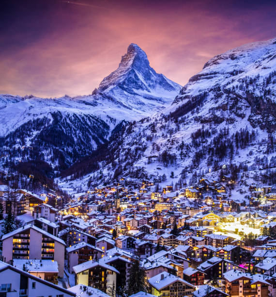 città di zermatt con cervino con illuminazione natalizia durante il twlight - mountain snow sunset house foto e immagini stock