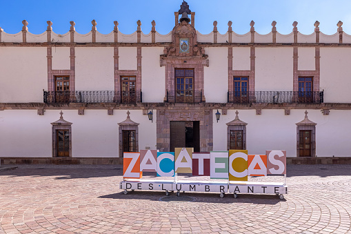 Coloridas calles de la ciudad vieja en el centro histórico de la ciudad de Zacatecas, cerca de la catedral central. Es un popular destino turístico mexicano photo