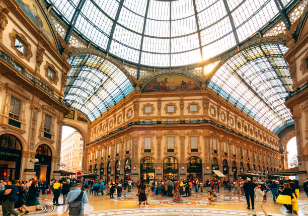 galleria vittorio emanuele ii à milan, italie - galleria vittorio emanuele ii photos et images de collection