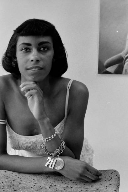 porträt von afroamerikanischen frauen, die am schreibtisch sitzen - 1950s style adult beautiful beauty stock-fotos und bilder