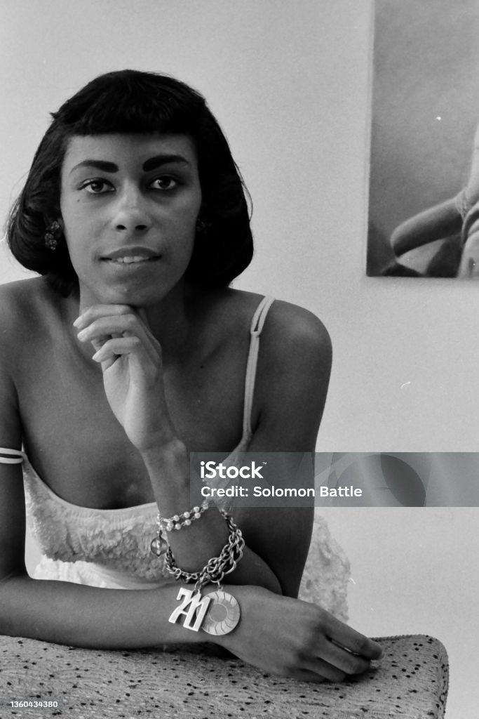 Retrato de mujeres afroamericanas sentadas en el escritorio - Foto de stock de Retro libre de derechos