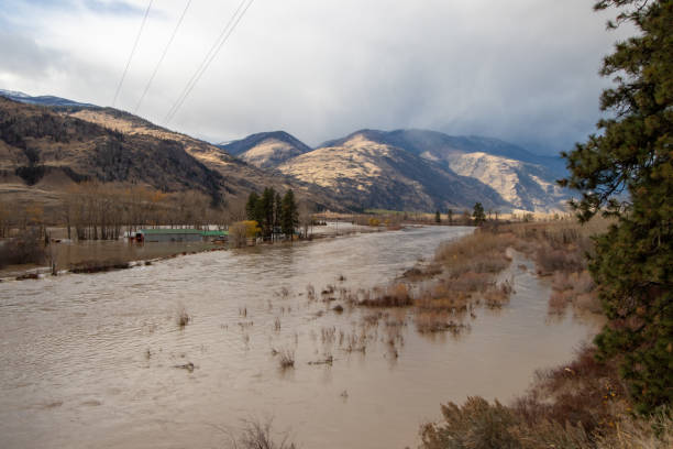 rzeka similkameen przelewająca się w dolinie niszcząca budynki - similkameen river zdjęcia i obrazy z banku zdjęć