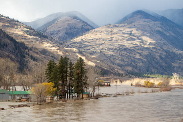 inundações no vale similkameen na colúmbia britânica, canadá - similkameen river - fotografias e filmes do acervo