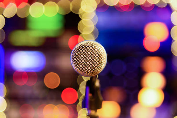 una vista cercana de una parrilla frontal de micrófonos en un estudio de grabación - talent show audio fotografías e imágenes de stock