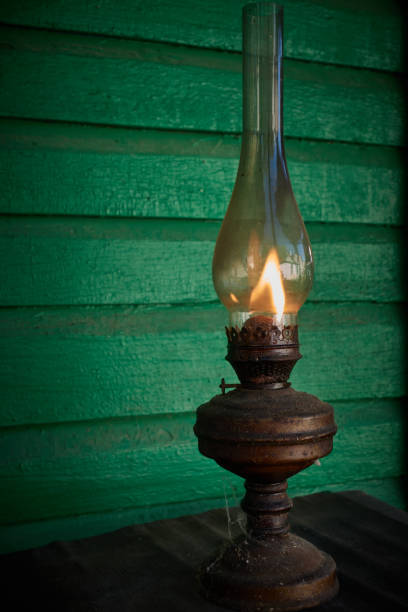 la vieja lámpara de aceite de queroseno está funcionando y lista para halloween. - kerosene oil fotografías e imágenes de stock