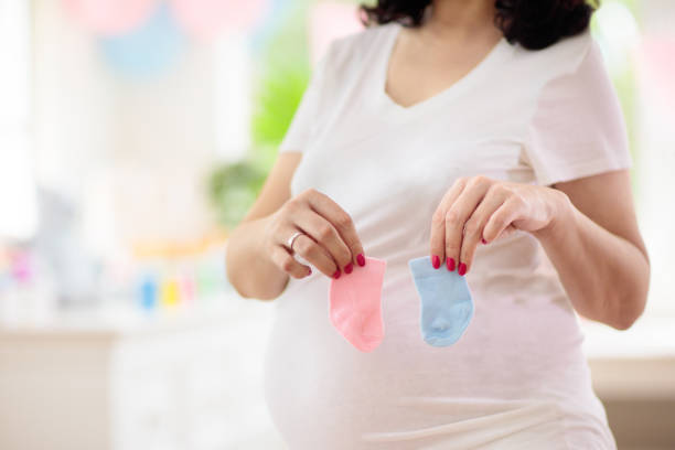 baby shower o fiesta de revelación de género. diversión durante el embarazo - símbolo de género fotografías e imágenes de stock