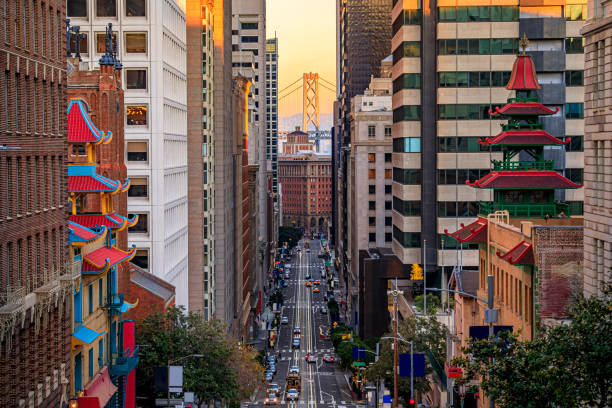 california street près de china town avec le bay bridge au coucher du soleil, san francisco - sf photos et images de collection