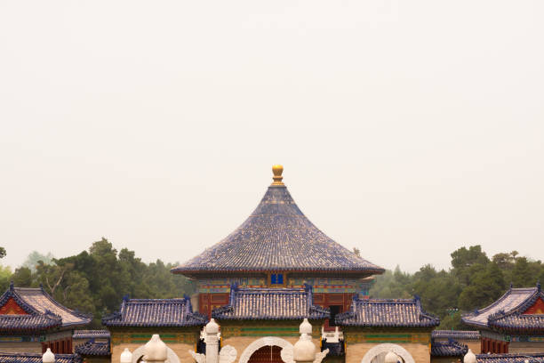 complexe du temple du ciel, un autel sacrificiel impérial à pékin. patrimoine mondial de l’unesco - beijing temple of heaven temple door photos et images de collection