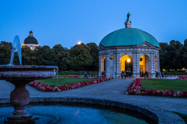 парк хофгартен с dianatempel ночью в мюнхене, германия - diana pavilion стоковые фото и изображения