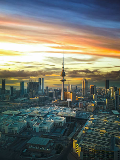 豪華な夕日を背景にしたマジェスティッククウェート解放タワー - クウェート市 ストックフォトと画像