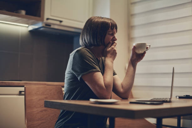 stanco esausto freelancer lavoro da casa - yawning women drink coffee cup foto e immagini stock