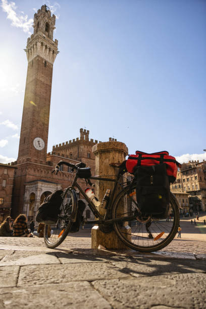 podróżowanie po toskanii: rower podróżny na piazza del campo w sienie - palazzo pubblico zdjęcia i obrazy z banku zdjęć