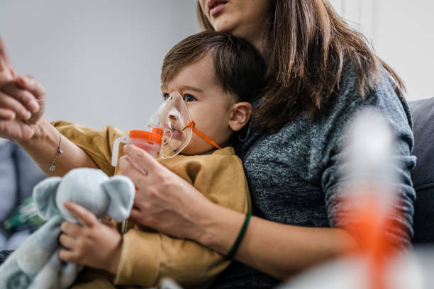 menino fazendo tratamento de inalação em casa. - nebulizer - fotografias e filmes do acervo