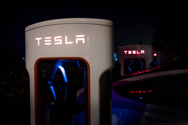 tesla - industry dusk night sustainable resources photos et images de collection