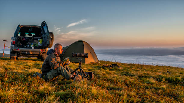 un fotografo naturalista che scatta foto dell'alba in montagna. - carpathian mountain range adventure mountain peak mountain foto e immagini stock