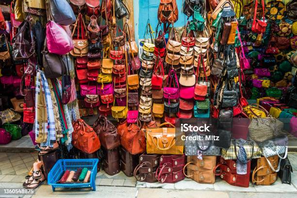 Vista De Las Tiendas De Artesanía Típicas De La Medina De La Ciudad De Túnez Capital De Túnez Foto de stock y más banco de imágenes de Túnez - África del Norte