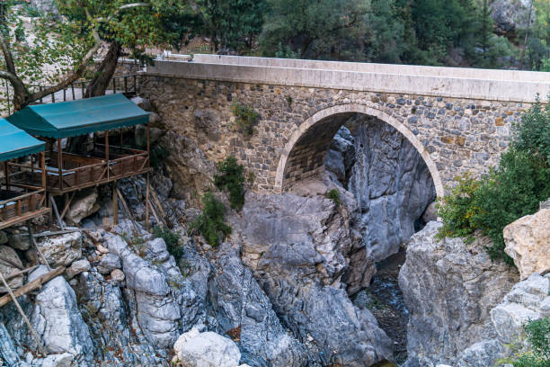 diner pavillon für touristen neben der antiken römischen brücke über eine schattige schlucht in der kesme bogazi schlucht, türkei - roman antalya turkey restoring stock-fotos und bilder