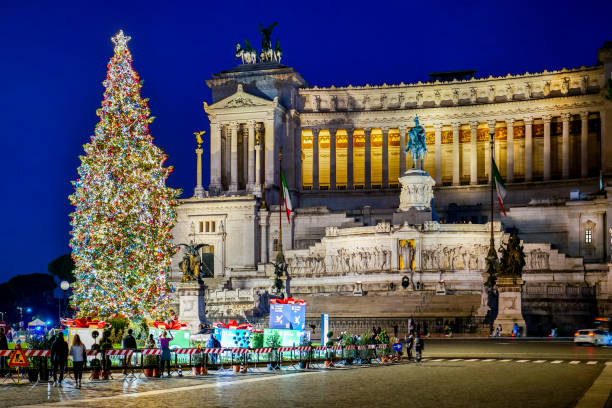 une vue suggestive en soirée sur la piazza venezia avec un grand arbre de noël au cœur de rome - winged victory photos et images de collection