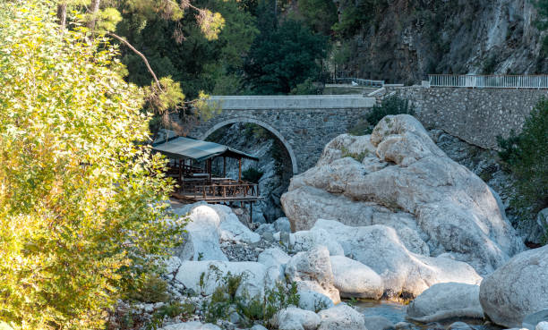 diner pavillon für touristen neben der antiken römischen brücke über eine schattige schlucht in der kesme bogazi schlucht, türkei - roman antalya turkey restoring stock-fotos und bilder