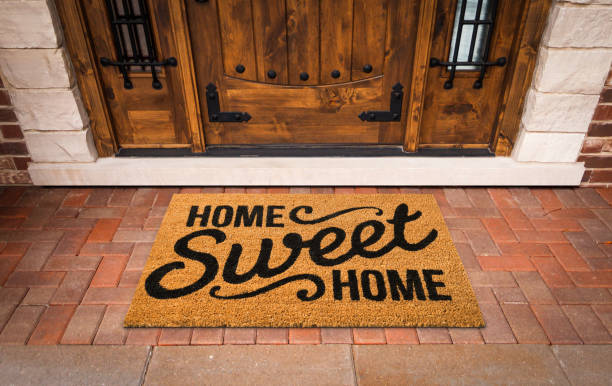 home sweet home welcome mat na porta da frente personalizada da casa. - porta principal - fotografias e filmes do acervo