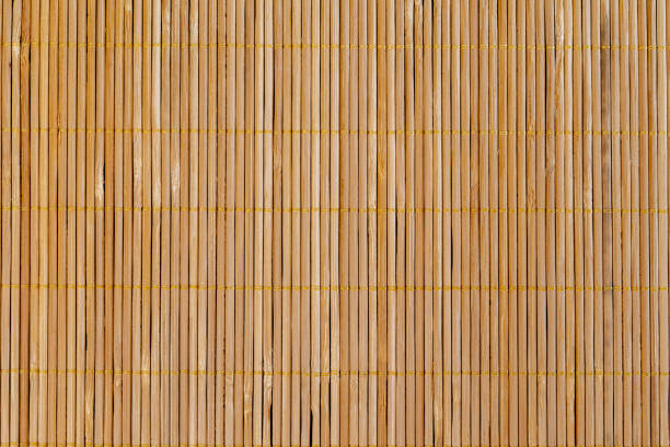 trama tovaglia da bastoncini di bambù leggeri. - wicker textured bamboo brown foto e immagini stock
