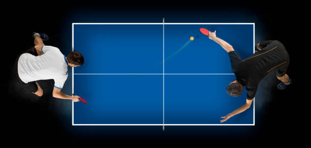 deux hommes jouant au ping-pong. vue de dessus - tennis de table photos et images de collection