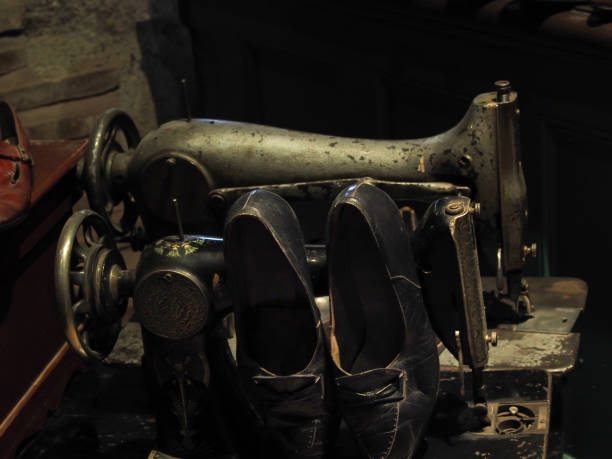 taller de calzado donde la gente trabajaba en los viejos tiempos y los materiales utilizados - ancient past antique close up fotografías e imágenes de stock