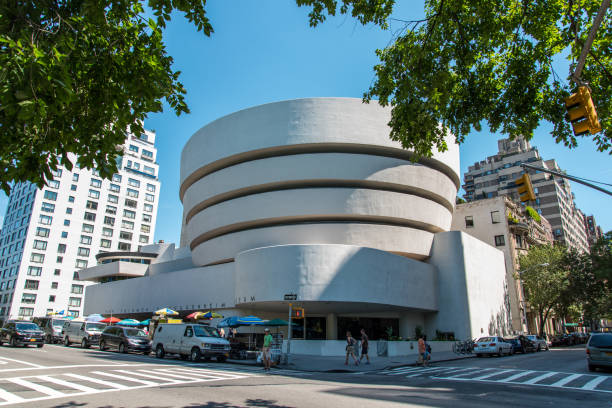 facade of famous guggenheim museum in new york city - museu solomon r guggenheim imagens e fotografias de stock